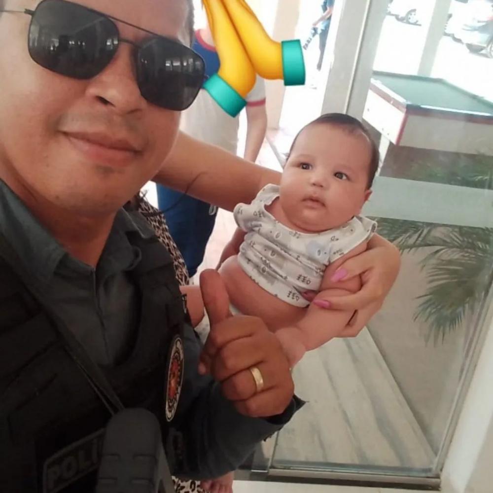 Polícia Militar resgata bebê preso em veículo com portas travadas