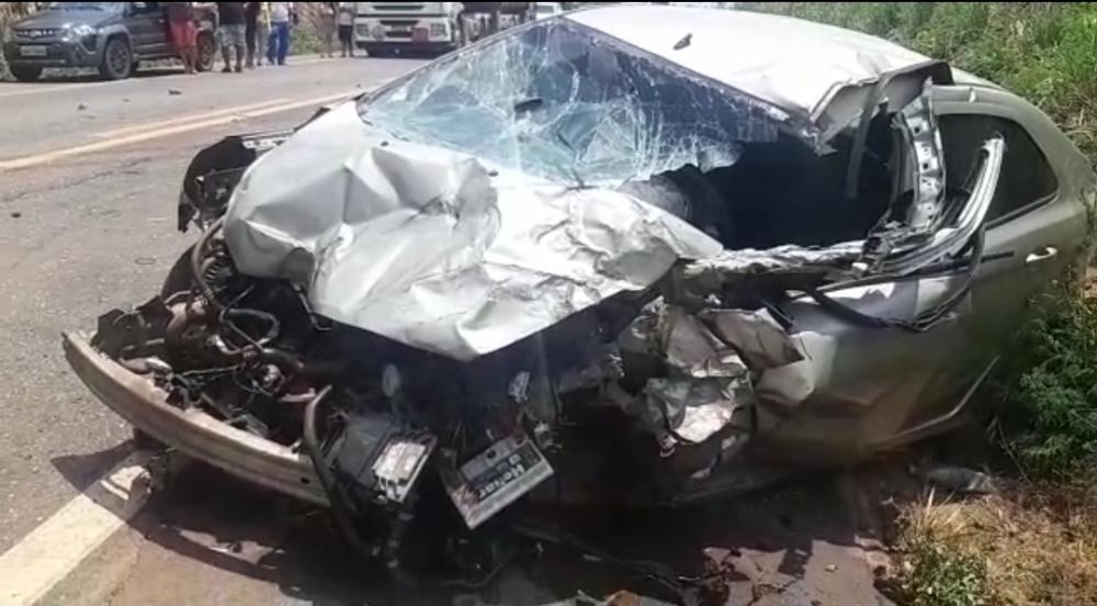 Ultrapassagem indevida deixa três feridos em acidente na BR-010