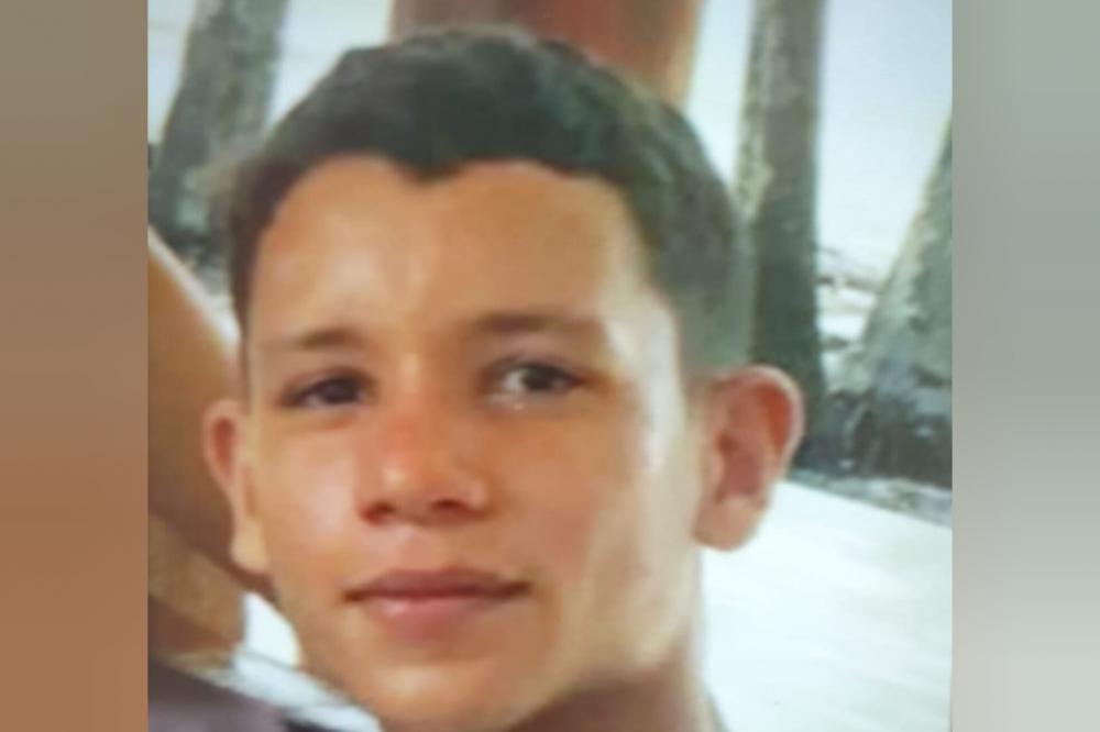 Adolescente de 14 anos é morto a tiros na porta do trabalho após ter o celular roubado