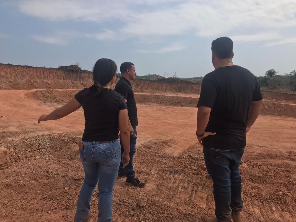Técnicos da Caixa Econômica vistoriam obra de construção do aterro sanitário