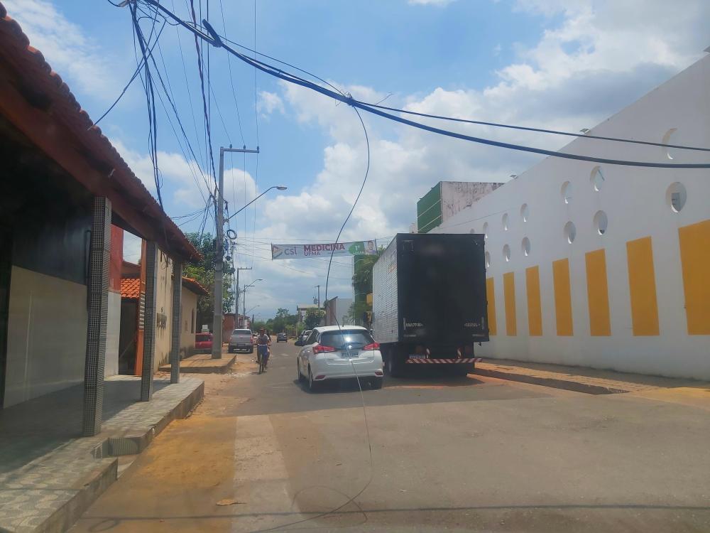 Cabo de sustentação de fio telefônico fica exposto e pode ocasionar acidentes 