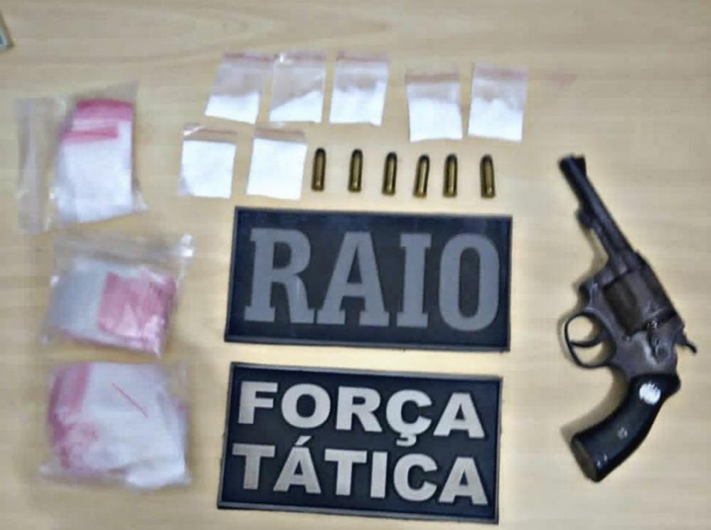 Polícia prende homem com drogas e arma de fogo no Parque Alvorada 