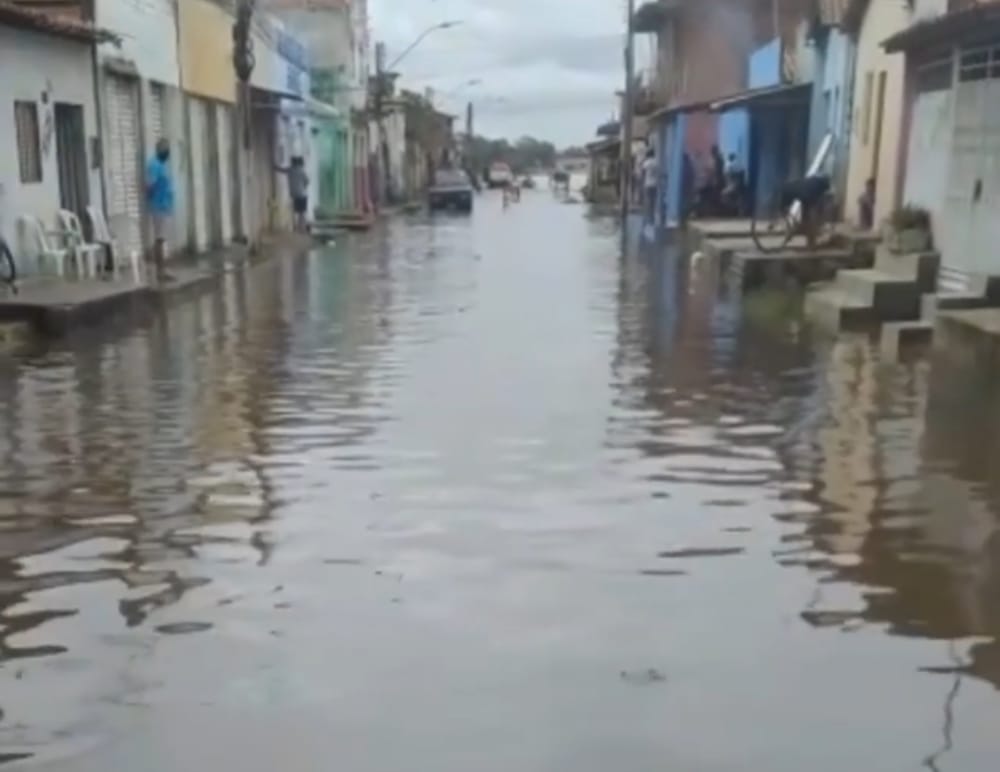 Como previsto, Rio Tocantins começa a transbordar e Defesa Civil sooa o alerta laranja