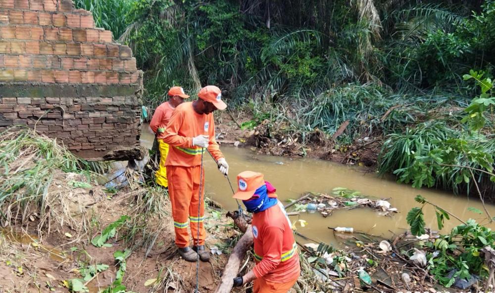 Após cheia, riacho Bacuri no bairro Parati passa por limpeza e desobstrução