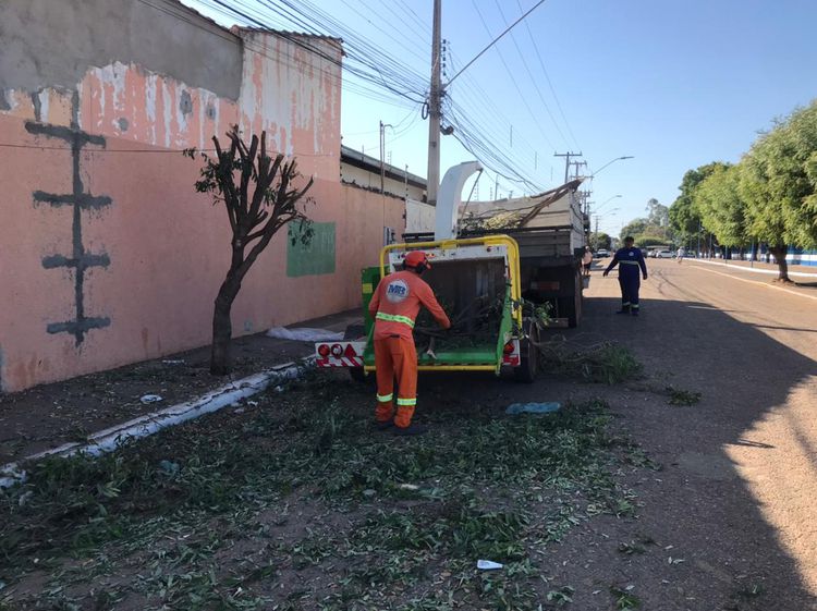 Novo maquinário da prefeitura transforma galhos e resíduos verdes em adubo orgânico