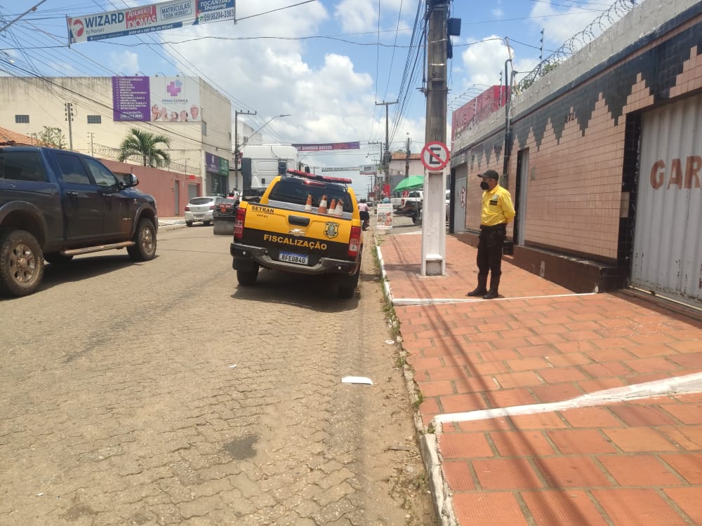 Veículos estão proibidos a partir de hoje, de estacionar na margem direita da Avenida Babaçulândia