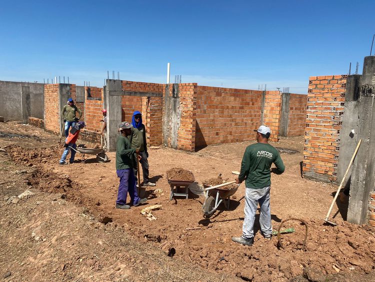 Após dois anos parada, obra de construção de escola no Sebastião Régis é retomada