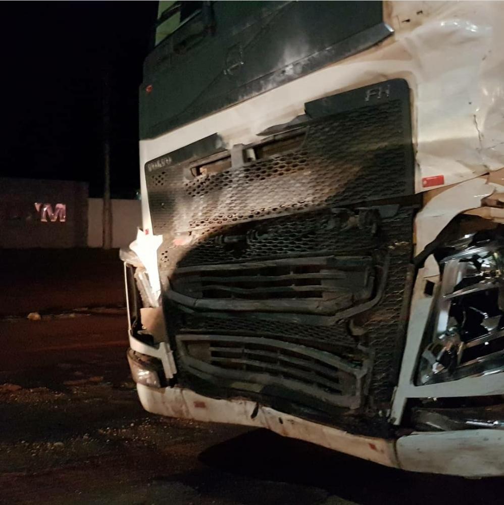 Acidente na BR-010 entre veículo e carreta deixa um morto