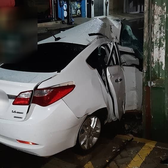 Motorista bate em poste na madrugada desta sexta-feira 25