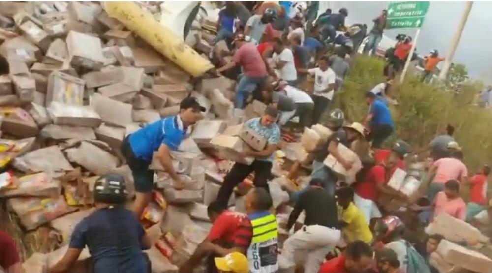 Carga de frango é saqueada após carreta tombar na BR-010 