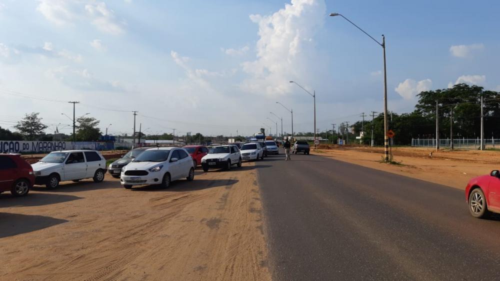 PRF flagra veículos sendo abastecidos com notas de candidato a prefeito