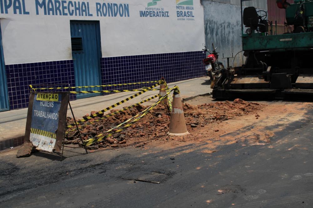 Caema quebra asfalto um dia após a rua receber recapeamento da prefeitura de Imperatriz