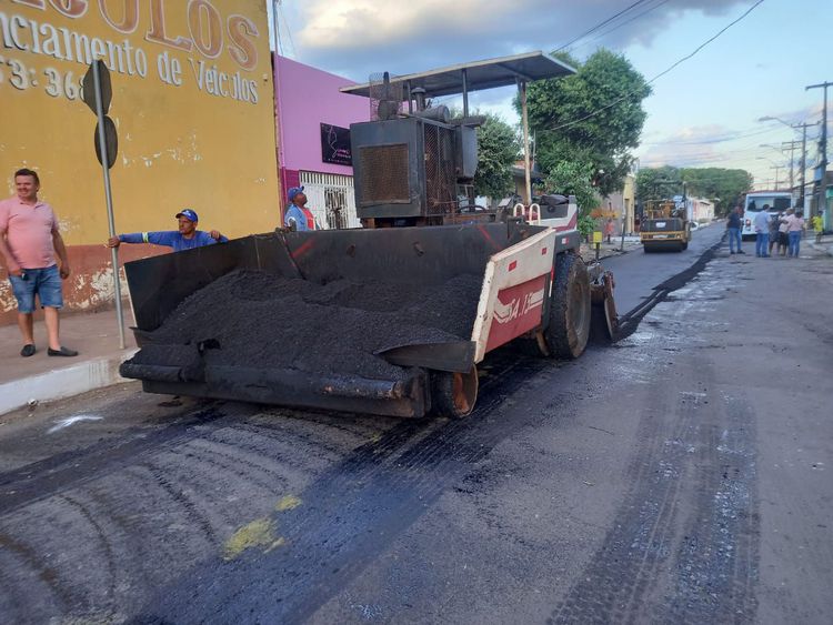 Depois das ruas Rio Grande do Norte e Piauí receberem recapeamento asfáltico, Sinfra inicia na rua Paraíba