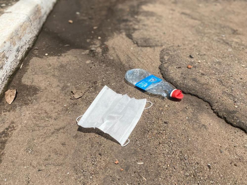 Cresce o descarte irregular de máscaras descartáveis usadas na prevenção da Covid-19