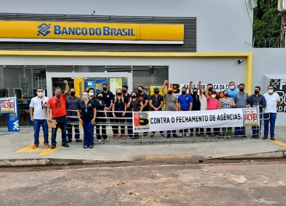 Funcionários do BB fazem manifestação contra o fechamento de agências e demissão voluntária 