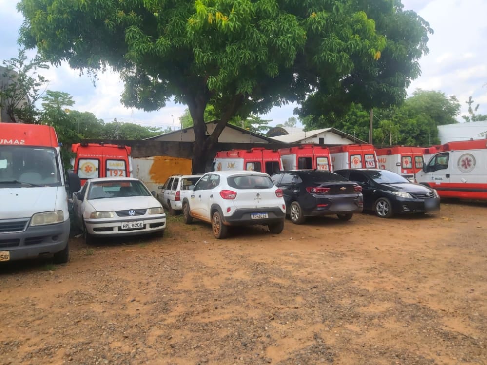Ambulâncias abandonadas do Samu viram sucatas no estacionamento da prefeitura de Imperatriz