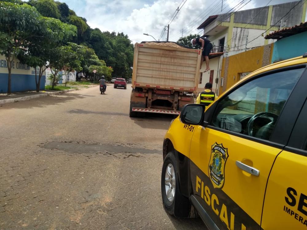 Caminhão caçamba é multado por trafegar carregado sem lona de proteção