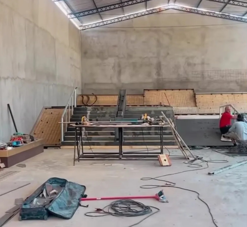 Rayssa Leal mostra detalhes da construção da pista de skate no quintal de sua casa