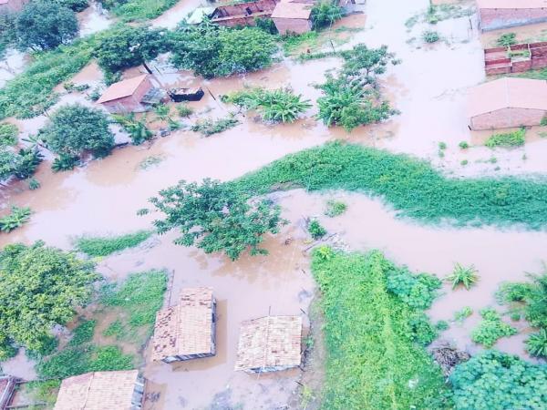 Pela primeira vez ruas e casas no bairro Mutirão alagam após chuva nesta segunda 2