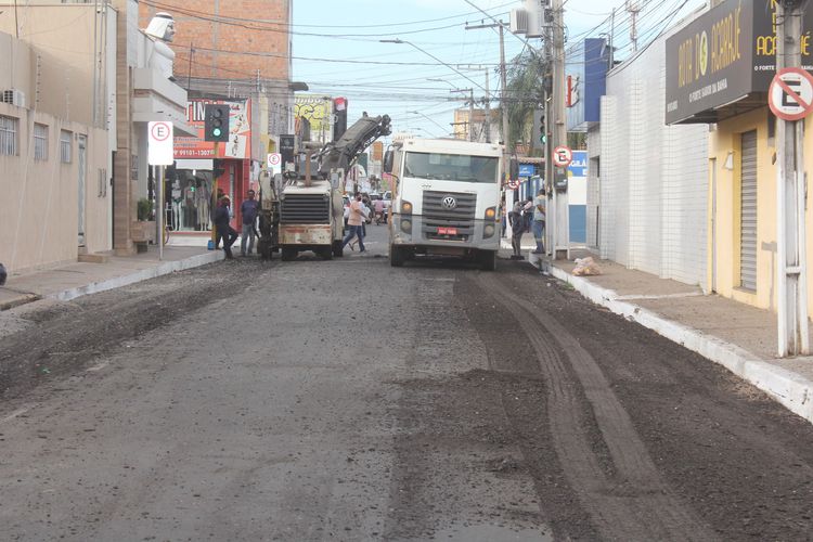 Secretaria de Infraestrutura retoma obra de recapeamento da rua Luís Domingues