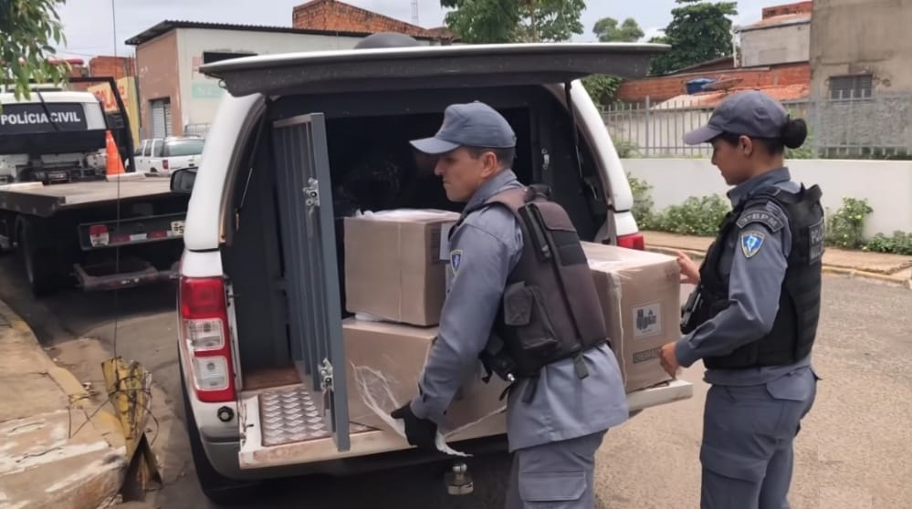 Polícia recupera carga de celular roubada escondida em loja no Setor Entroncamento