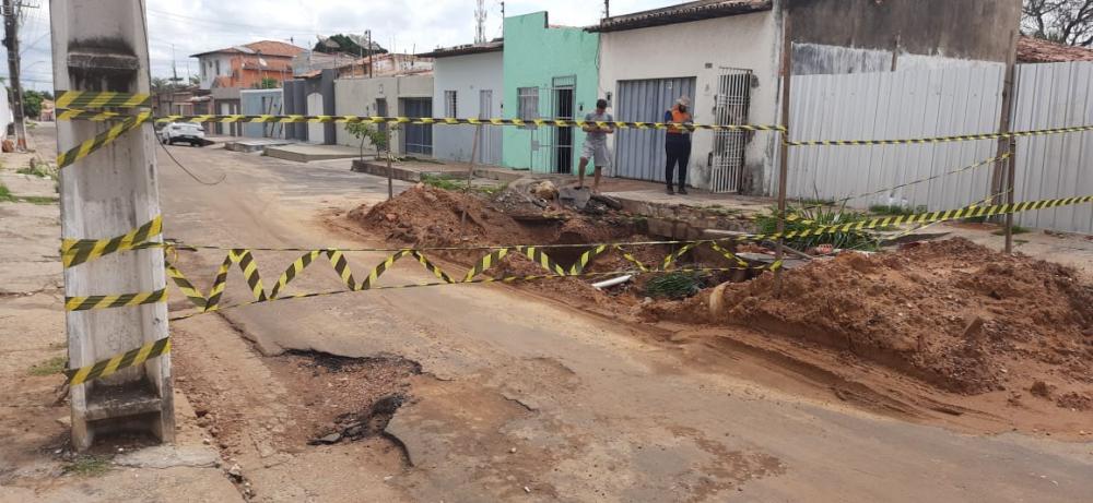 Rua Coronel Manoel Bandeira no Centro, é interditada pela Defesa Civil de Imperatriz