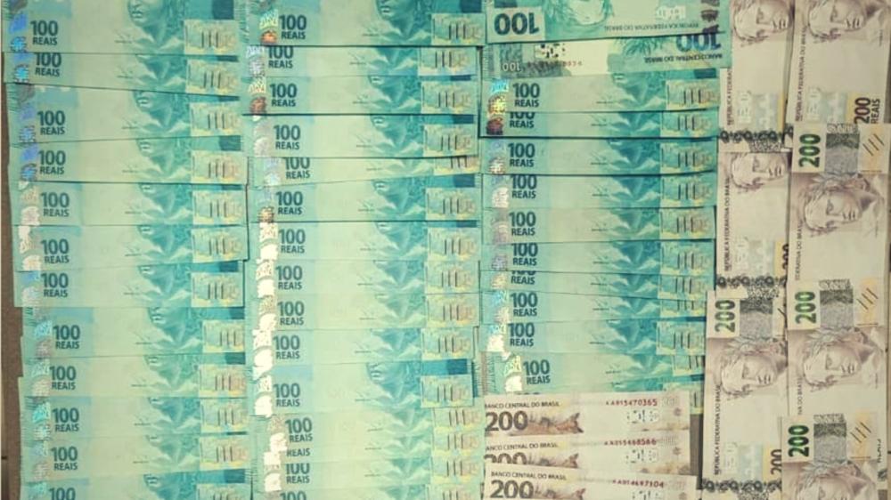 Mulher é presa pela Polícia portando cédulas de dinheiro falso