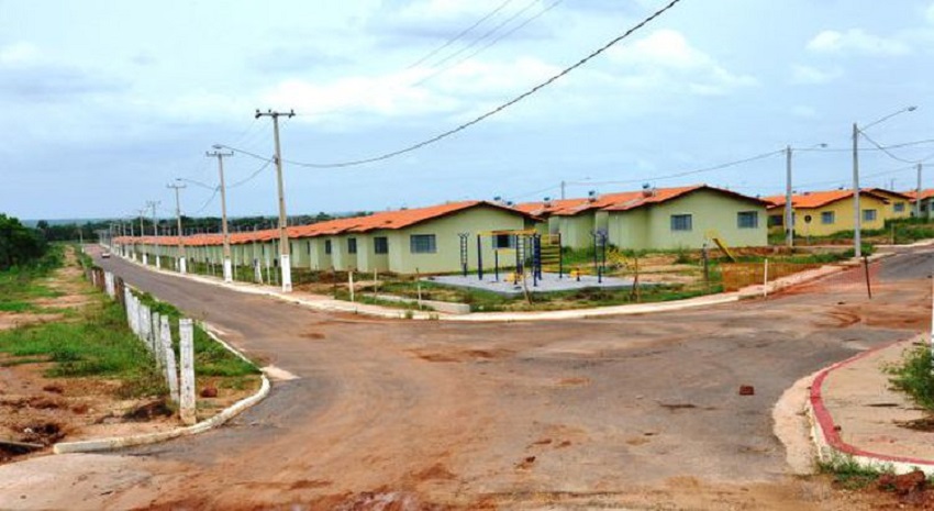 Prefeitura assina ordem de serviço para a conclusão de quadra poliesportiva e construção de campo de futebol no Sebastião Régis