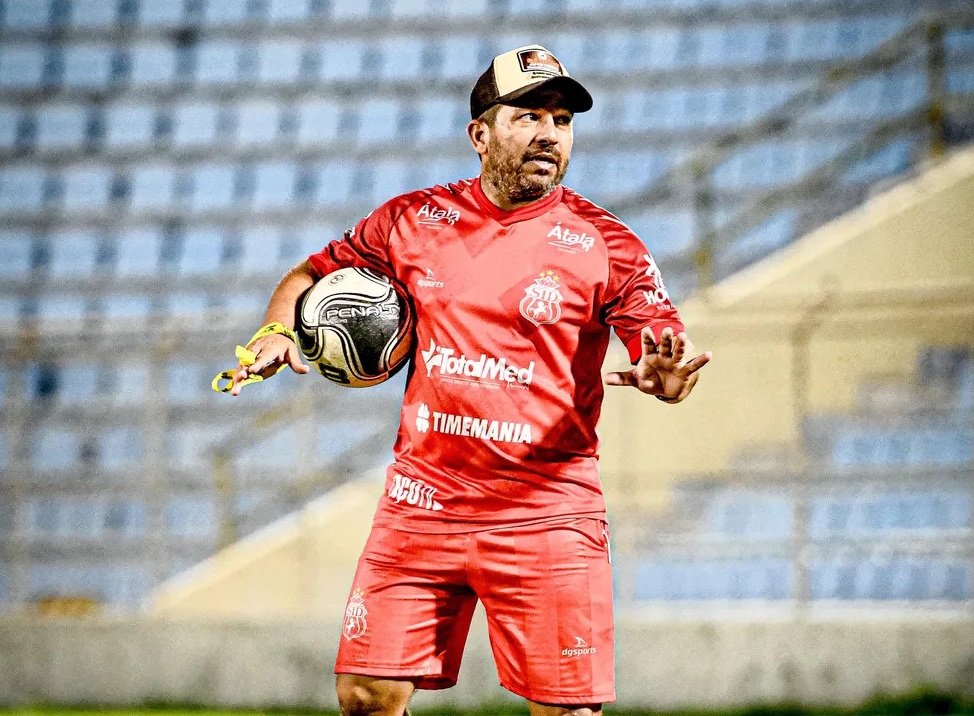 Após vitória com goleada na estréia, técnico do Cavalo de Aço tenta conter os ânimos do time para o próximo jogo