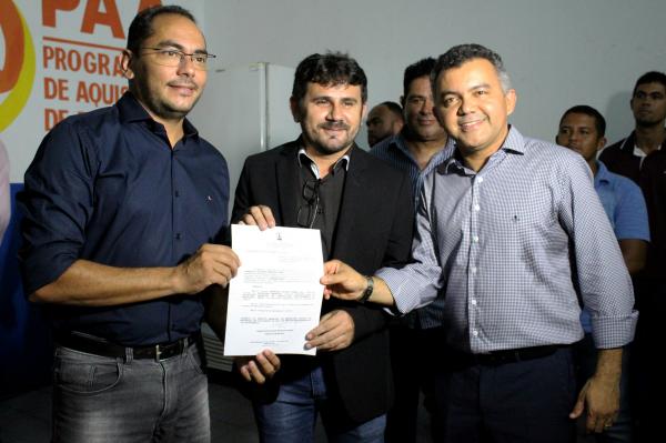 O que faz o Secretário de Agricultura do Município de Imperatriz, além de passar o dia em grupos  de Whatsapp apenas compartilhando ações de outras secretarias da prefeitura?