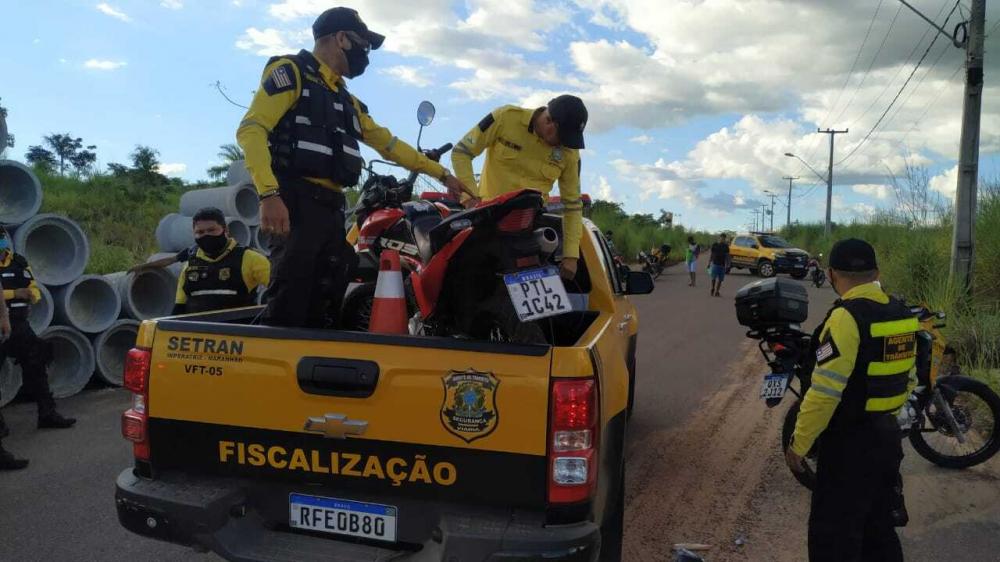 Agentes de trânsito flagram racha clandestino de motos no Distrito Industrial