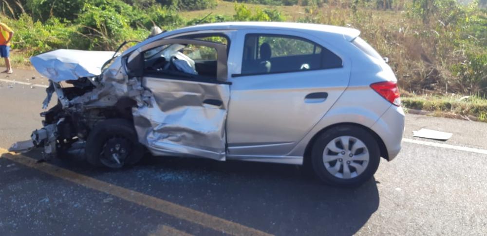 Automóvel perde o controle e colide com outros dois veículos