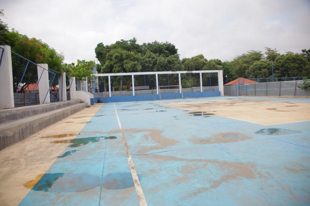 Depois de 14 meses abandonada Quadra Poliesportiva da Praça Mané Garrincha tem obra de recuperação iniciada