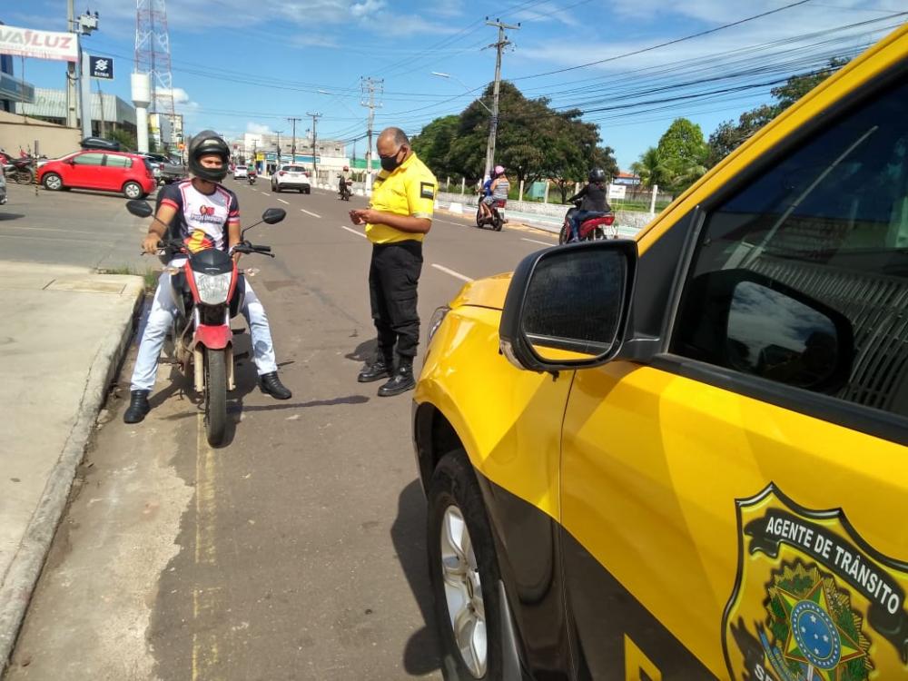 Motociclista é flagrado na contramão na Avenida Bernardo Sayão