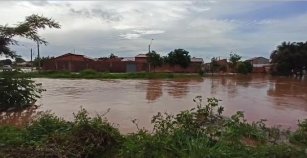 Riacho Bacurí transborda e alaga residências na grande Cafeteira 