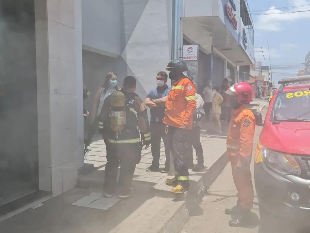 Corpo de Bombeiros de Imperatriz combate incêndio em restaurante no Centro