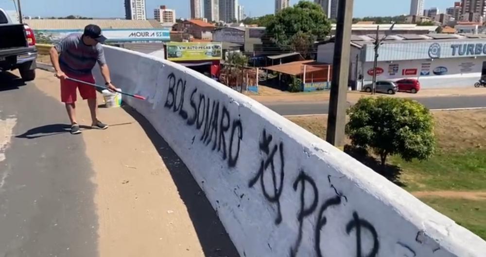 Viaduto de Imperatriz é pinchado por vândalos com a frase 