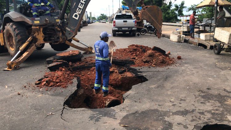 Avenida Beira Rio passa por manutenção de drenagem após asfalto ceder