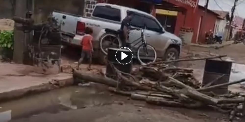 Vídeo: Moradores interditam trecho da Rua Euclides da Cunha na Vila Nova por falta de infraestrutura