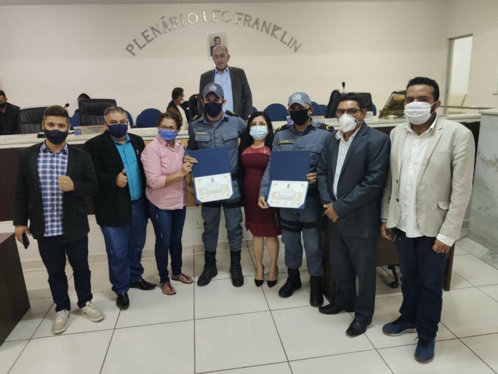 Câmara entrega Moção de Honra a PMs por ato heroico
