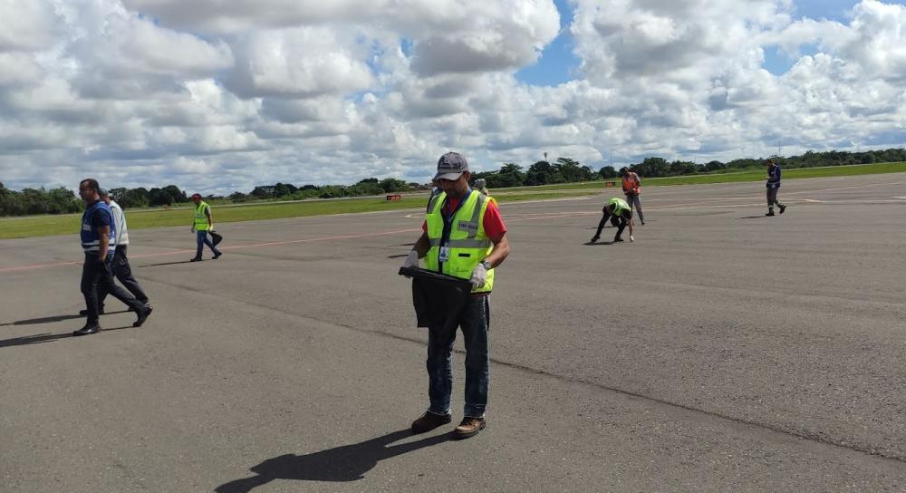 Aeroporto de Imperatriz faz operação de caça objetos não identificados na pista de pouso