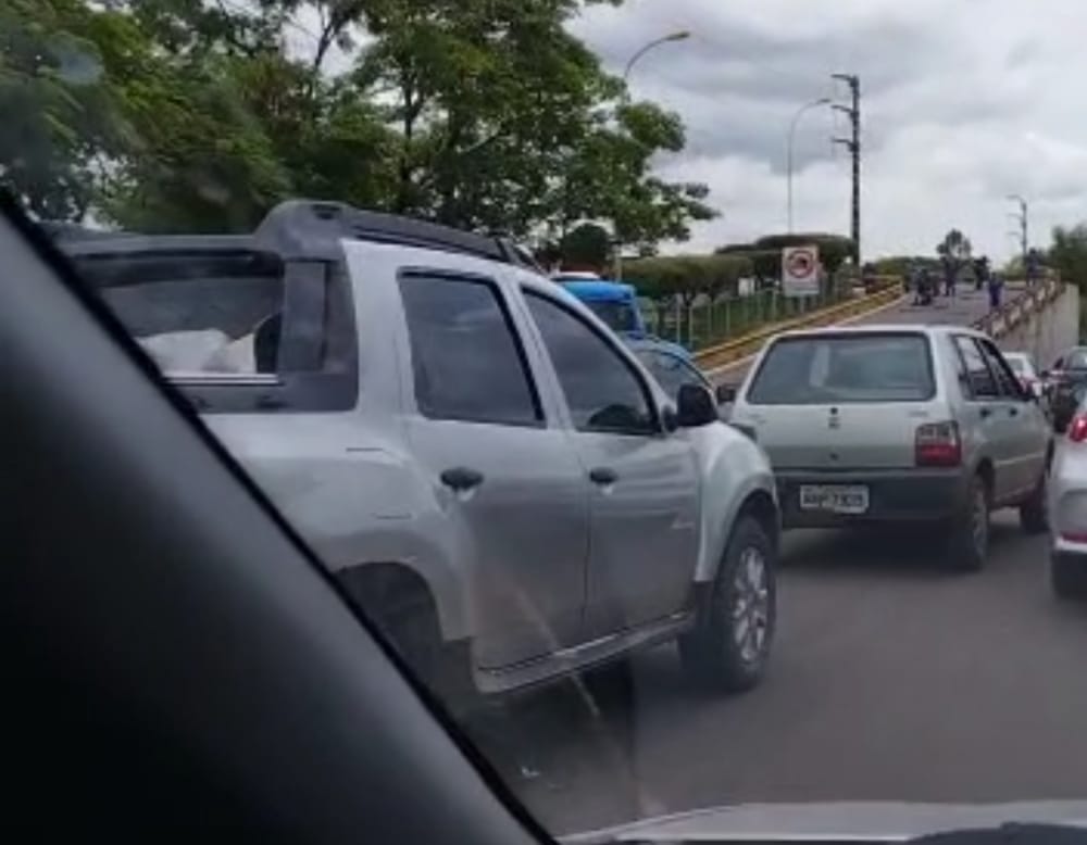 Vídeo: Motorista critica prefeitura de Imperatriz por serviço de tapa buracos no viaduto em horário de pico