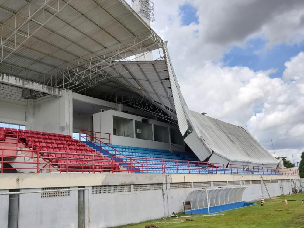 Outra parte da cobertura da arquibancada do estádio Frei Epifânio volta a cair