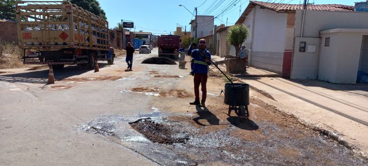 Serviço de tapa-buracos é realizado em ruas e avenidas do Grande Santa Rita