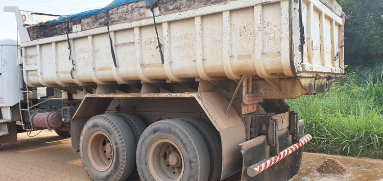 Prefeitura fiscaliza caminhões caçambas que espalham areia pelas às ruas