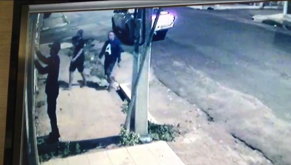 Servidor da prefeitura é flagrado rasgando cartaz de candidata a prefeita