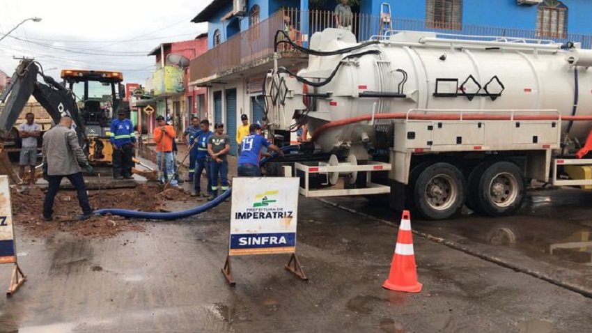 Drenagens de ruas e avenidas são desobstruídas pela Secretaria de Infraestrutura