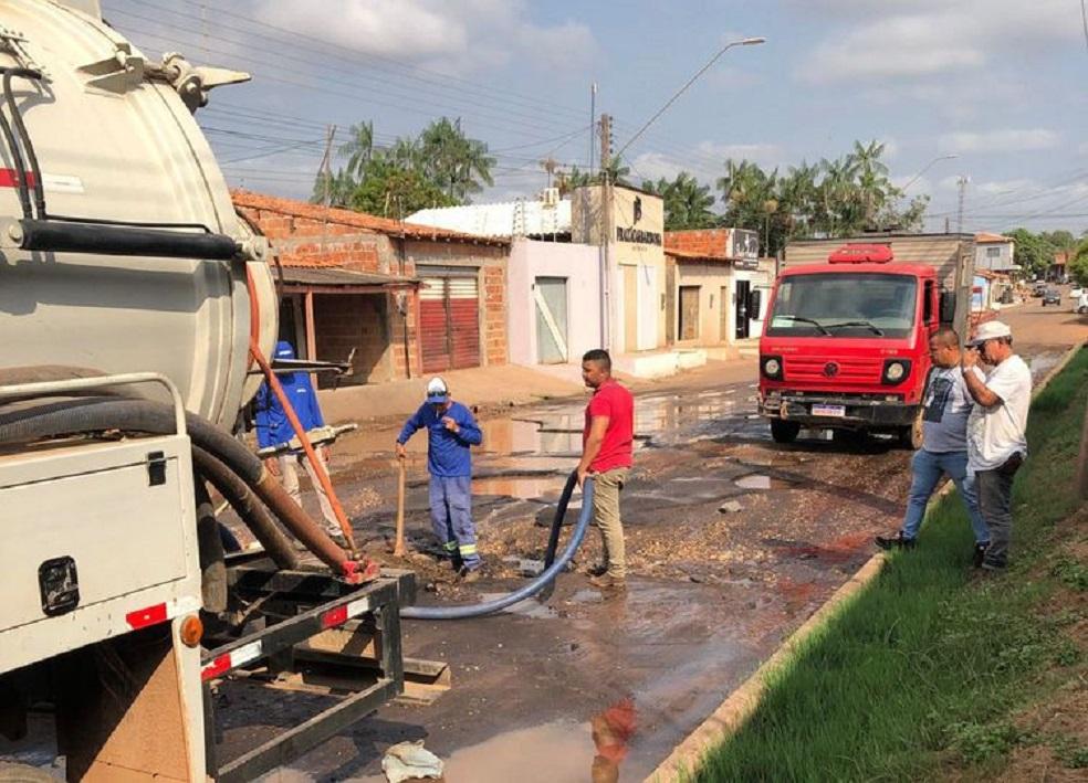 Prefeitura acaba vazamento de água potável que danificava asfalto e deixava o trânsito lento