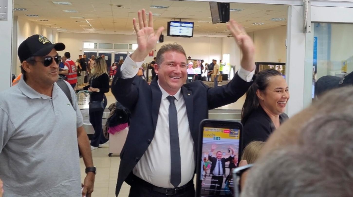 Na volta pra casa já como deputado federal, Luciano Galego ganha recepção calorosa no aeroporto