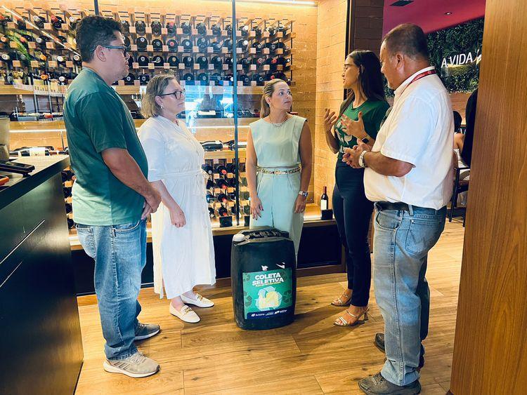 Prefeitura distribui coletores de óleo de cozinha saturado a restaurantes de Imperatriz